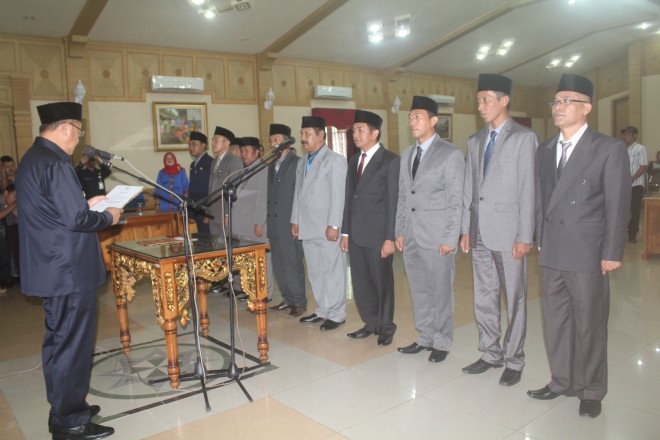 Bupati Cek Endra saat melantik pejabat eselon II dan III, Selasa (3/10).